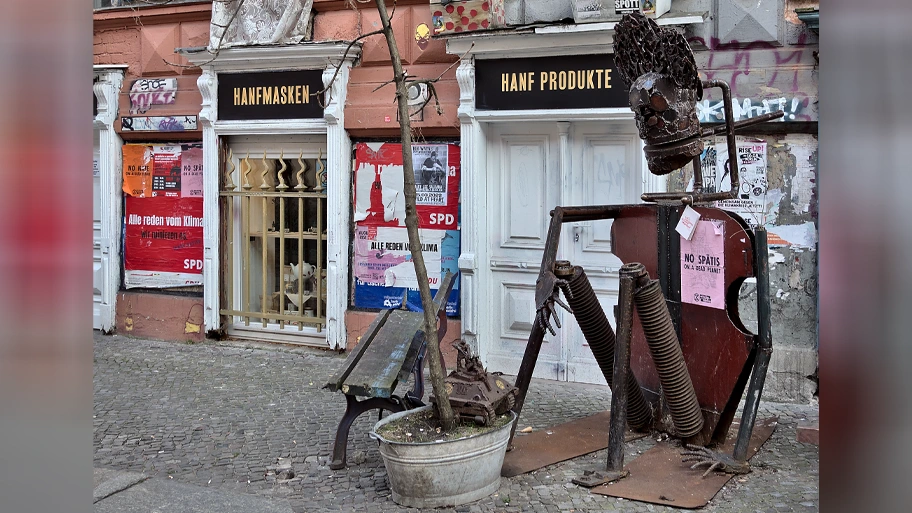 Sitzende Figur aus Altmetall (No Spätis / On a dead planet), Kastanienallee 86, Berlin-Pankow (Prenzlauer Berg).