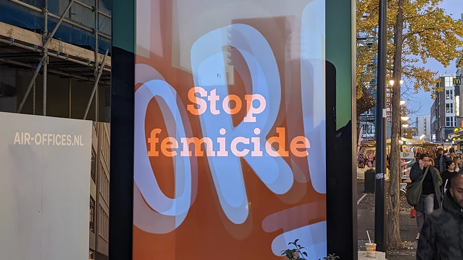 Plakat in Rotterdam gegen Femizide, November 2022.