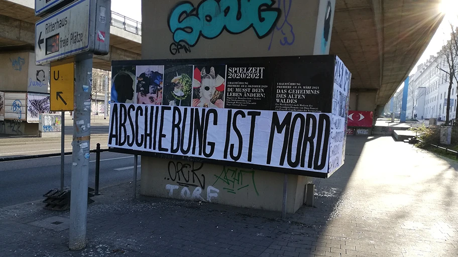 Street Art "Abschiebung ist Mord" am Franckeplatz in Halle (Saale).