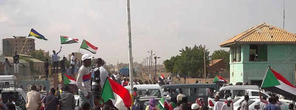 Proteste vor Regierungsgebäude in Khartoum, 2019.