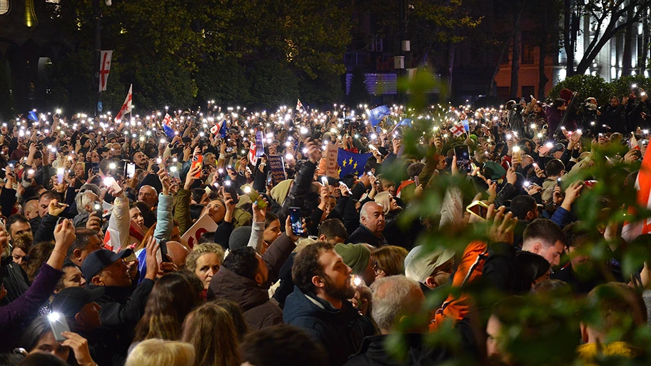 Proteste am 28. Oktober 2024 gegen die offiziellen Ergebnisse der georgischen Parlamentswahlen vom 26. Oktober 2024. Die Opposition, Wahlbeobachtungsorganisationen und der Präsident lehnten die Ergebnisse ab, da sie auf Betrug und Wahlfälschung beruhten, und bezeichneten die Wahl als gestohlen und daher illegitim.