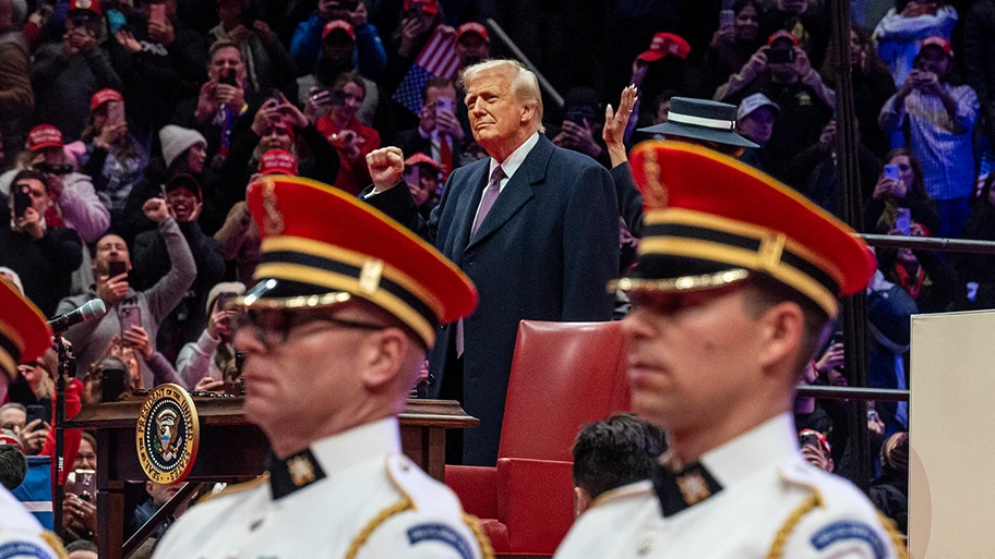 Donald Trump mit Mitglieder der US-Streitkräfte während der 60. Amtseinführung des Präsidenten in der Capitol One Arena in Washington D.C. am 20. Januar 2025.