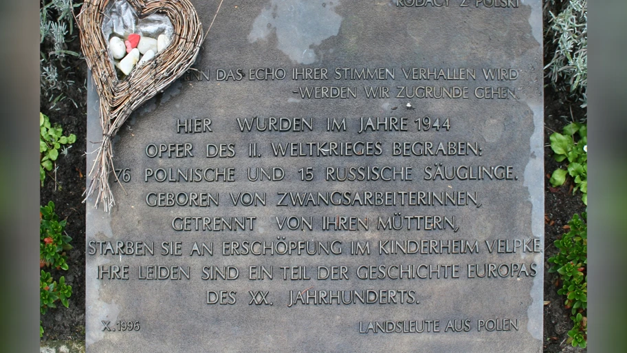 Bronzetafel von 1996 auf dem Velpker Friedhof am Ort der Kinderbestattung.