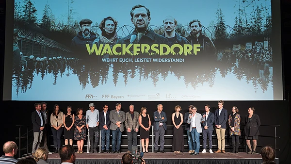 Schauspieler, Filmcrew und Zeitzeugen bei der Deutschlandpremiere des Films "Wackersdorf" am 19. September 2018 in der Oberpfalzhalle in Schwandorf.