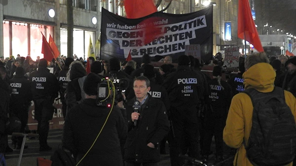 Demonstration gegen den Auftritt von Alice Weidel am 16. Januar 2025 im Hamburger Rathaus. Stopp durch eine willkürliche Polizeikette in der Mönckebergstraße mit Live-Übertragung in der ARD.