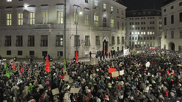 Demonstration gegen eine FPÖ-Regierungsbeteiligung auf dem Ballhausplatz am 9. Januar 2025 im 1. Wiener Gemeindebezirk Innere Stadt.