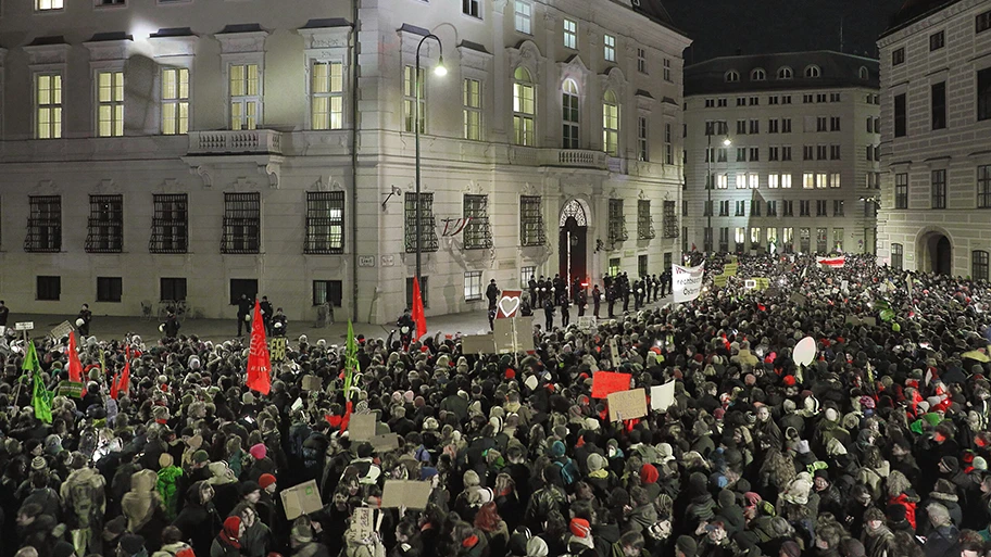 Demonstration gegen eine FPÖ-Regierungsbeteiligung auf dem Ballhausplatz am 9. Januar 2025 im 1. Wiener Gemeindebezirk Innere Stadt.