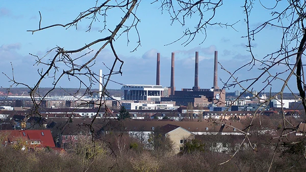 Blick Richtung Heizkraftwerk Nord/Süd der Volkswagen AG in Klieversberg, Wolfsburg.