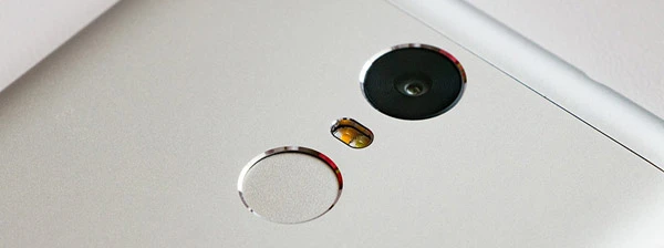 Fingerprint Scanner auf der Rückseite eines Smartphones.