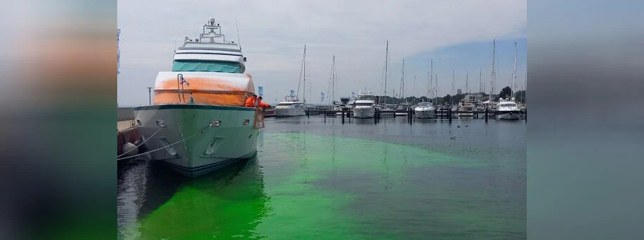 Unterstützer:innen der Letzten Generaton protestieren im Yachthafen Neustadt in Holstein für die Einberufung eines Gesellschaftsrats Klima.