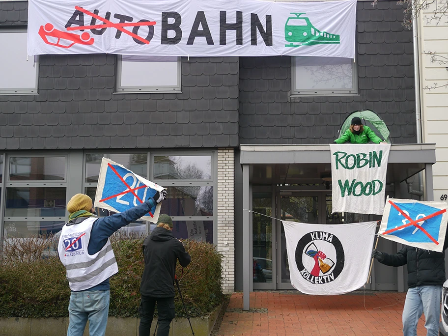 Protestaktion bei der Autobahn GmbH in Lüneburg.