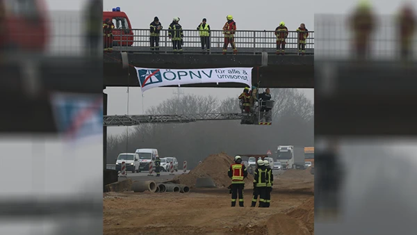 Aktivist:Innen besetzten am Montagmorgen die Baustelle bei Kiel, an der die B404 zur A21 ausgebaut wird.