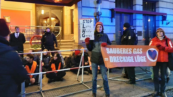 Proteste vor dem Hotel Adlon in Berlin.