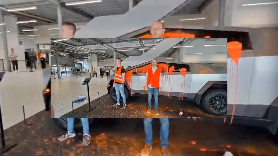 Unterstützer der Letzten Generation übergiessen den ausgestellten Cybertruck mit Farbe.