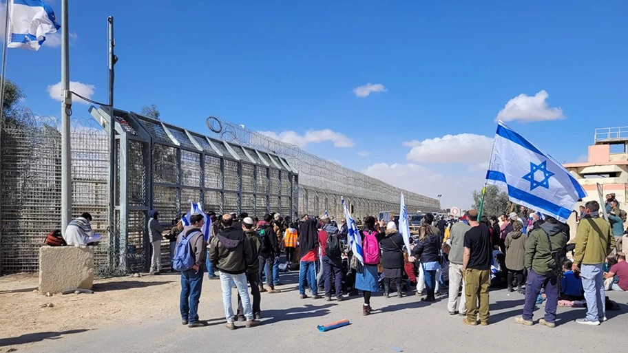 Demonstration von Israelis gegen LKW-Hilfslieferungen in den Gaza-Streifen am Grenzübergang Kerem Shalom, 12. Februar 2024.