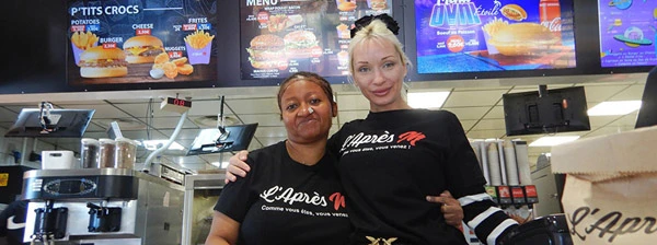 Anlia und Masha im McDonald's von Marseille.