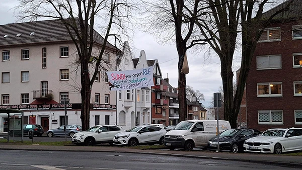 Gegenüber dem Landgericht wurde ein Transparent mit der Aufschrift „Sündigen gegen RWE – Besetzen. Sabotieren. Freisprechen!“ aufgehängt.