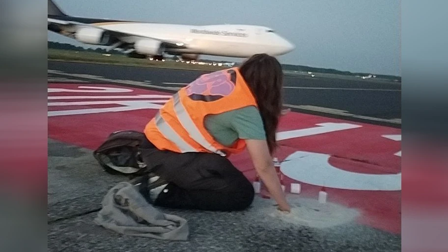 Blockade des Flugbetriebs durch eine Aktivistin der Letzten Generation.