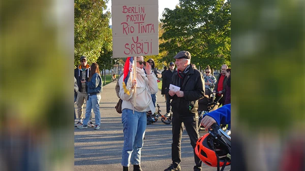 UmweltaktivistInnen aus Serbien und Deutschland protestieren am 15. Oktober 2024 in Berlin gegen die Pläne von Rio Tinto.