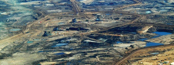 Industrieller Abbau von Teersand in der kanadischen Provinz Alberta.