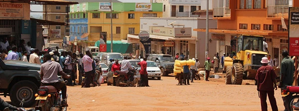 Zerstörung von illegalen Anbauten und Gebäude mit Bulldozer in Mbale, Ostuganda.