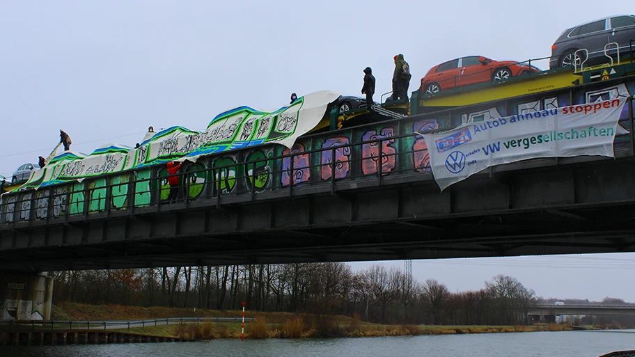 Aktivist:innen halten in Wolfsburg am 7. März 2023 einen Autozug an und verkleiden ihn als Strassenbahn.